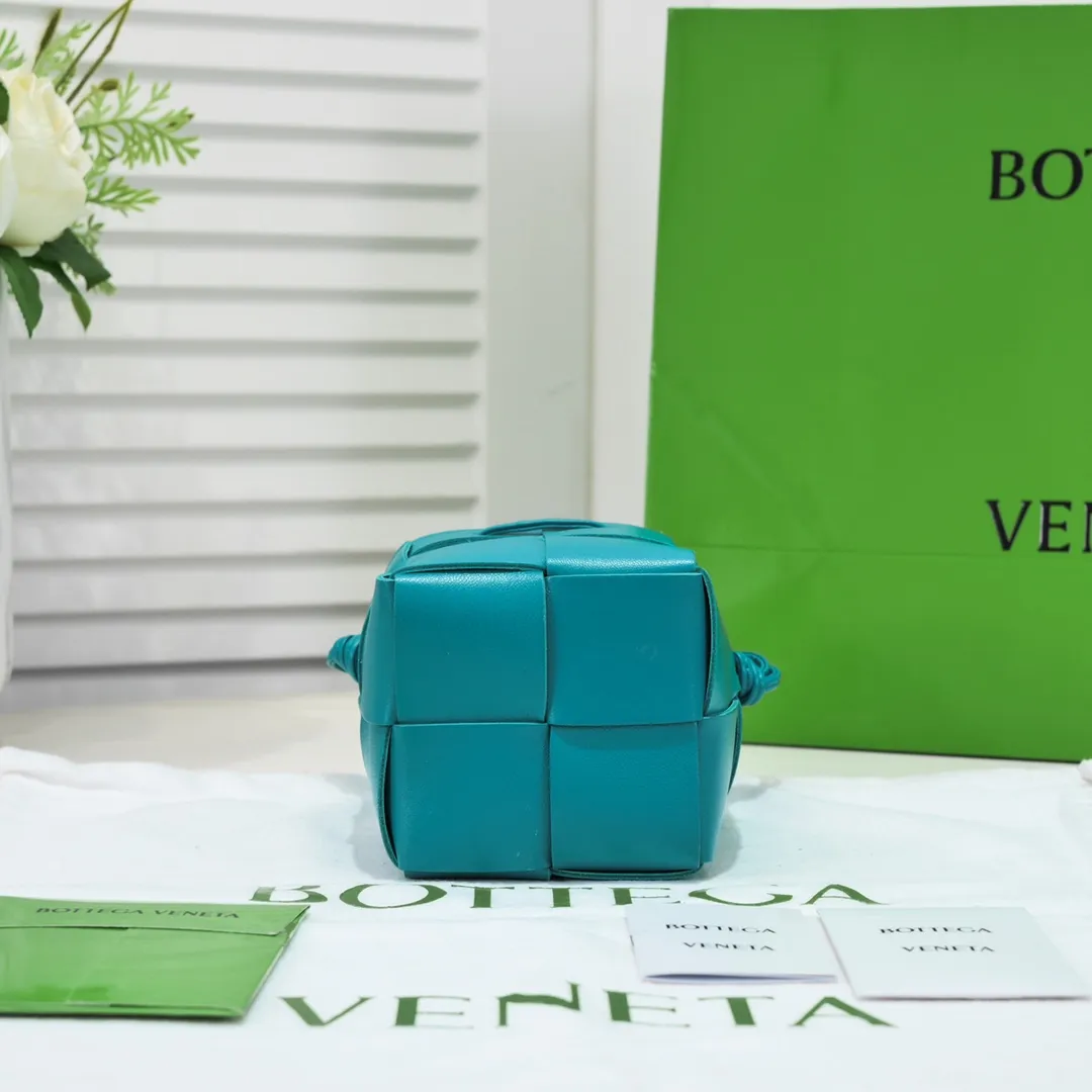 Small shining blue 🔻Bottega veneta* new woven small bucket bag latest series# The square bag shape is matched with classic woven elements, drawstring design, minimalism, and has a very large capacity. Every color is beautiful, it is simple and elegant but has a cool style. It can be used by both men and women, and the upper body is fashionable and classy! Style number: 6611# Large size: 14*9*9cm